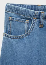 Pantalón de jean celeste de corte wideleg, con cintura elástica ajustable con cordón, cinco bolsillos y trabillas.