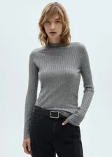 Jersey gris de punto canalé con cuello perkins, diseño entallado y manga larga.