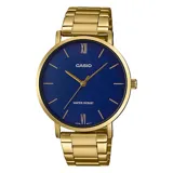 Reloj Casio con caja y correa de acero inoxidable color dorado, esfera azul con agujas doradas y números romanos en la posición de las 12.