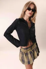 Camisa marrón de tejido acanalado, con escote en V, mangas largas acampanadas y cierre frontal con lazos.