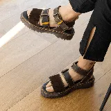 Sandalias marrones con tiras de cuero y gamuza, hebillas metálicas y suela track.