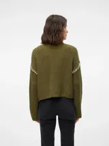 Sweater de punto color cypress con cuello alto, mangas largas y diseño cómodo con detalles en blanco.