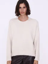 Sweater negro de corte holgado con cuello redondo y terminaciones desflecadas.