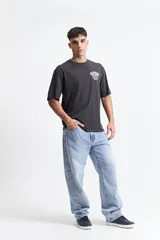 Remera lila de algodón, corte oversize, manga corta y cuello redondo.