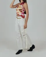 Pantalón cargo color crema de corte amplio con bolsillos laterales y ajuste con cordones en los tobillos.