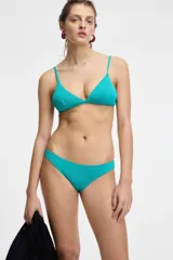 Conjunto de bikini negro texturado, con corpiño triangular y bombacha clásica.