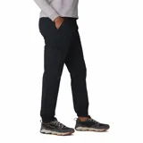 Pantalón de trekking color azul marino, confeccionado con 50% de nailon reciclado, repelente al agua y a las manchas. Cuenta con cintura cómoda plisada, múltiples bolsillos (manos, seguridad con cremallera, cargo, trasero de seguridad) y pernera cónica con bajo parcialmente elástico.