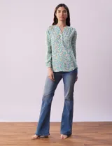 Blusa de gasa estampada con cuello a la base, escote en V y abertura con botones. Tiene mangas largas con largo regulable.