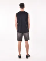 Musculosa blanca de algodón con estampado frontal con texto en color negro.