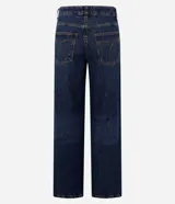Pantalón de jean de corte recto con cintura alta, color azul oscuro, con bolsillos delanteros y traseros. Se ajusta a la cintura con cinturón de cuero marrón.