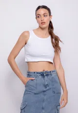 Top blanco sin mangas, de corte cropped y cuello redondo, confeccionado en tela con textura.