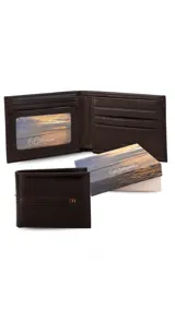Billetera de cuero color marrón oscuro, con interior que incluye visor, tarjeteros y doble compartimento para billetes. Presenta un detalle de tres líneas verticales en colores blanco, naranja y azul en el exterior.
