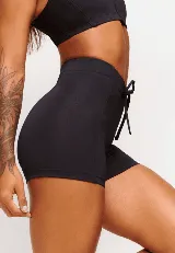 Short deportivo negro de tiro alto con cintura elástica y cordón ajustable.