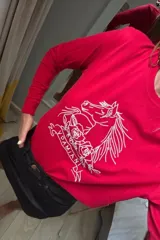 Remera negra de manga larga confeccionada en algodón, con cuello redondo y estampado de un caballo con rosas y la palabra "VDAMIANI" en color blanco.