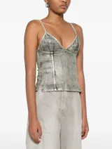 Top gris de denim 100% algodón con lavado tipo mármol y efecto descolorido. Tiene tirantes finos ajustables y copas triangulares. Decorado con lámina de Mylar y tratado con láser.