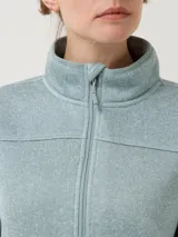 Micropolar verde agua con cierre completo y cuello alto. Cuenta con un bolsillo con cierre en la manga izquierda.