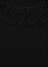 Vestido midi negro de tejido de punto fino, con cuello alto y manga larga. Diseño recto y terminaciones en canalé.