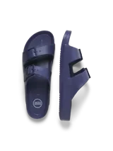 Sandalias de goma azul marino con hebillas ajustables y logo de la marca en la plantilla.