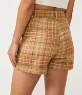 Short de sastrería con estampado de cuadros color beige y marrón, con trabillas en la cintura, cierre con botón y cremallera, y bajo doblado.