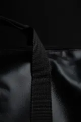 Bolso duffel negro de cuero sintético con logo de ancla bordado en rosa. Tiene doble asa de mano reforzada, correa de hombro regulable y desmontable, cierre superior con doble cremallera y tres bolsillos (dos exteriores y uno interior).