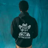 Canguro negro con capucha, cordones ajustables, bolsillo tipo canguro y puños y cintura acanalados. Estampado frontal con el logo de la marca en blanco.