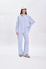 Pantalón de pijama celeste y blanco a rayas verticales, de corte recto y tiro alto.