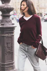 Sweater de punto color borgoña con escote en V y mangas largas.