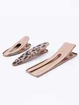 Set de tres broches para el pelo con estampado animal print.
