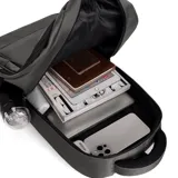 Mochila negra con bolsillo frontal, tres divisiones con cierre y capacidad para notebook. Incluye bolsillos laterales de rejilla para botellas.