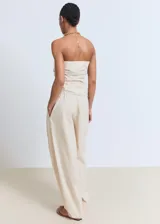 Pantalón largo de algodón color beige claro, estilo paperbag con cintura elástica y tiro medio.