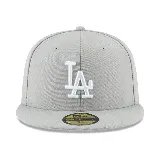 Gorro New Era 59Fifty de los Los Angeles Dodgers, color gris con logo bordado en blanco.