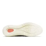 Mocasín de cuero negro con suela blanca de goma.