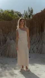 Vestido midi negro, sin mangas, con recorte lateral en forma de flor bordada en color claro.