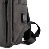 Mochila negra de poliuretano con acceso por cierre. Tiene dos bolsillos internos, cinco bolsillos externos y herrajes plateados.