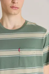 Remera de manga corta Levi's, color verde con rayas horizontales beige y bolsillo en el pecho.