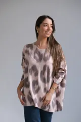 Sweater oversized de cuello redondo y manga larga con estampado animal abstracto en tonos beige y marrón.