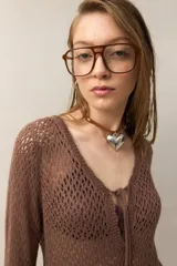 Vestido de playa tejido a crochet color blanco, con escote en V y cordones ajustables.