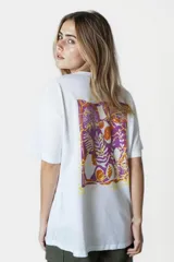 Remera blanca de corte holgado con estampado pequeño en el centro del pecho con la frase "New World" en color naranja.