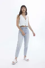 Pantalón de jean celeste de corte recto.