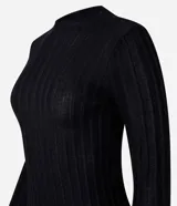 Suéter negro de punto con cuello redondo y mangas largas. Presenta rayas verticales texturizadas y tejido con hilos metalizados.