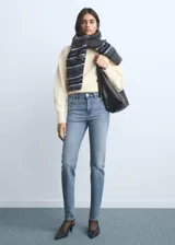 Jeans de mujer, tiro alto, corte Mom-fit, largo tobillero, en denim celeste de lavado claro. Confeccionados en tejido elástico de algodón.