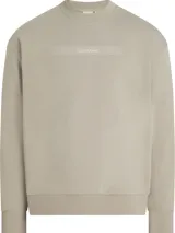 Buzo color beige de algodón regenerado, con cuello redondo y corte regular. Presenta puños y dobladillo acanalados, y logo de Calvin Klein bordado en el pecho.