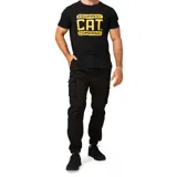 Pantalón cargo color arena de corte slim, con bolsillos laterales con solapa y puños elásticos.