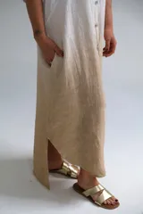 Vestido camisero largo color blanco con degradé a beige, de lino italiano, con cuello camisero, manga 3/4 con botón ajustable y cierre frontal con botones.