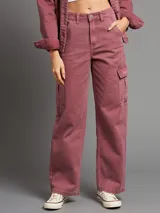 Pantalón cargo de jean color ladrillo, de cintura alta y corte recto.