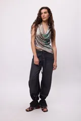 Top marrón con tiras en el cuello para regular el drapeado, confeccionado en tela plisada.