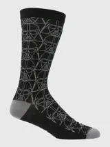Calcetines largos de hombre color negro con estampado repetido del casco de Darth Vader en gris claro. El talón y la punta son de color gris sólido.