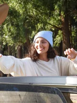 Gorro de lana celeste tejido en punto con dobladillo y parche de cuero con logo en el frente.