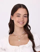 Collar corto doble de metal dorado, con una cadena de perlas y dije de corazón con flores esmaltadas, y otra cadena con dije redondo con flores esmaltadas.