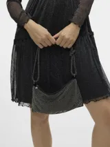 Bolso de hombro negro con superficie cubierta de brillos plateados y correa de cadena.